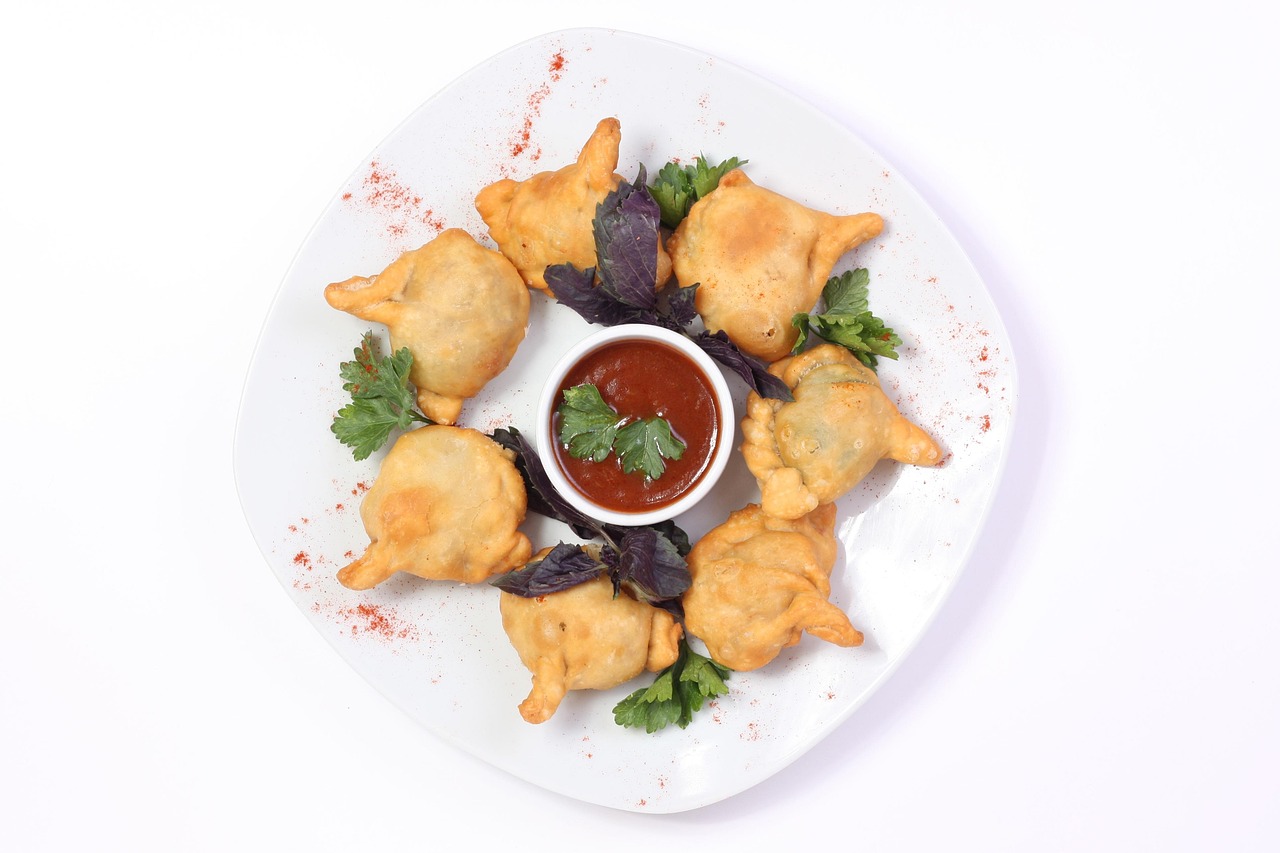 A Food Lover’s Guide to Delhi: Street Food, Iconic Restaurants, and Local Favourites